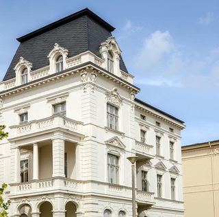 Immobilienmakler Petra Kuptz und Kompagnon Immobilien